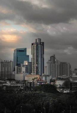 Bangkok, Tayland - 06 Aralık 2022: Akşam saatlerinde modern yüksek binaların güzel manzarası. Gün batımını beklemek için iyi bir zaman. Günün son ışığı, güzel şehir manzarası, seçici odaklanma..