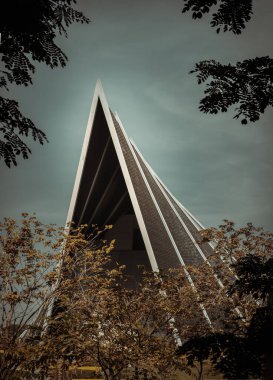 Nakhonpathom, Tayland - 22 Aralık 2022 - The Modern Building view with trees garden with blue sky background. Seçici odak.