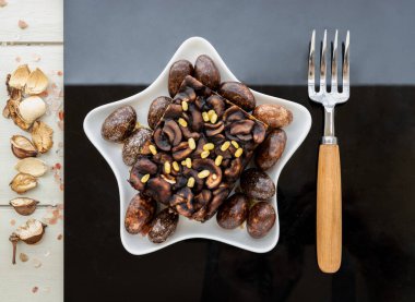 Cheesecake ile ev yapımı Katmanlı Şekerleme Kelebeği Kelebek Çiçeği Çayı (Klitoria) ve Kurutulmuş Kelebek Bezelye Çiçekleri ile kaplı Dilimlenmiş Ceviz ve Kara Çikolata ile süslenmiştir. Lezzetli Tatlı ve Sağlıklı Bitkisel Çay İçeceği