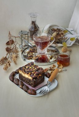 Cheesecake ile ev yapımı Katmanlı Şekerleme Kelebeği Kelebek Çiçeği Çayı (Klitoria) ve Kurutulmuş Kelebek Bezelye Çiçekleri ile kaplı Dilimlenmiş Ceviz ve Kara Çikolata ile süslenmiştir. Lezzetli Tatlı ve Sağlıklı Bitkisel Çay İçeceği