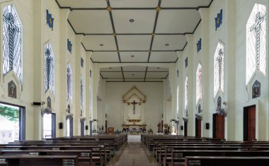 Bangkok, Tayland - 04 Mar, 2023 - St. Joseph Katolik Kilisesi 'nin iç manzarası St. Joseph Katolik Kilisesi' nin içinde tasarlanmış ve el yapımı, güzel mimari beyaz bir tasarım içermektedir. Seçici odak.