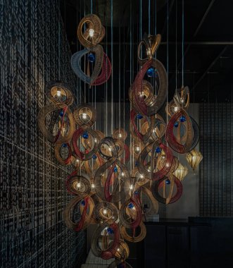 Bangkok, Thai - 29 Nisan 2022: Örgü örülmüş renkli halatlarla hafif asılmış lambalar, bu da Çince 'de 