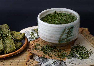 Bangkok, Tayland - 17 Mart 2023: A Cup of Hemp Tea (CBD bitkisel çay) ile Eski Müzik Defteri 'nde Ev Yapımı Kenevir Atıştırmalıkları sunulmaktadır. Gevşeme ve Mutluluk kavramı, Vintage tarzı, metin için alan.
