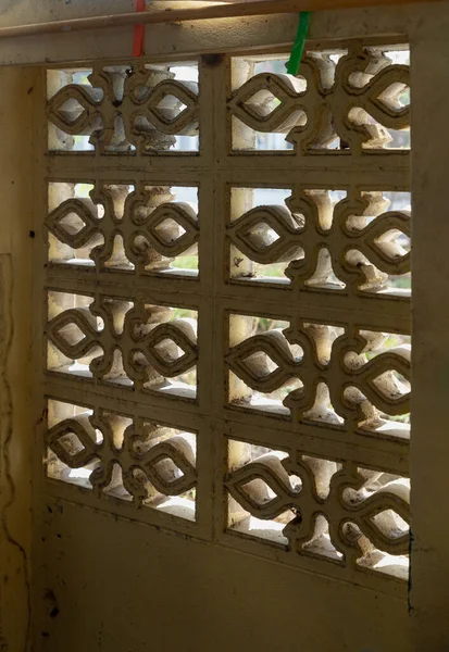 Het Zonlicht Schijnt Door Decoratieve Oude Holle Betonnen Blokken Muur — Stockfoto