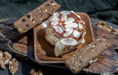 Tayland sütlü çayını kapat. Bademli Minibon, Çubuklu kurabiye ve ahşap kaplı cevizlerle servis edilir. Seçici odak.