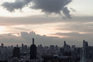 Bangkok, Tayland - 14 Ağustos 2022 - Bangkok 'taki büyük metropol şehri üzerinde gökyüzü bulutlu günbatımının muhteşem manzarası. Şehir manzarası güzel, metin için yer var, özellikle odaklanmak yok..