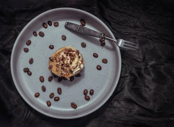 Caramel Pecanbon Diatapi Dengan Dekaden Karamel Frosting Dan Pikan Disajikan — Stok Foto
