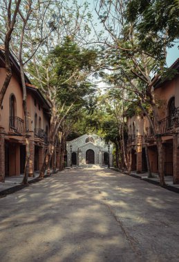 Nakhonsawan, Tayland - 23 Nisan 2023 Vintage Lodgings 'in Azalan Dış Yolu var, Güzel Tarihi Biick Binası' nın merkezine yürüyün. Sanat ve Mimarlık Konsepti, metin için boşluk, Seçici odak.