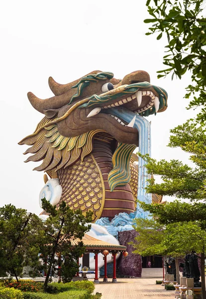 2023年4月22日 タイのドラゴン系子孫博物館 空を背景にした大きな龍の彫刻スファン ブリ県の市柱神社にある巨大な龍の形をしたユニークな博物館で 中国のHを紹介しています — ストック写真