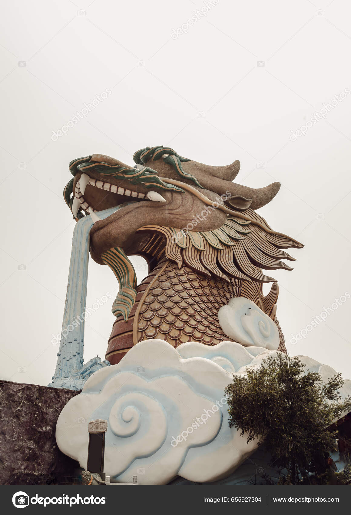 大きな龍の彫刻
