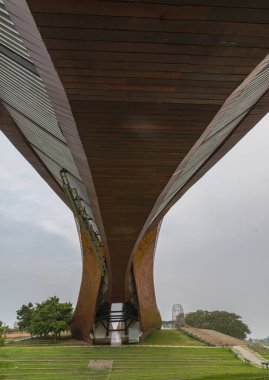 Nakhonsawan, Tayland - 23 Nisan 2023 - Köprünün Altındaki Dış Tasarım Sanat Mimarisi, PA SAN veya Pasan Tahta Köprüsü, Chao Phraya Nehri 'nin Pak Nam Pho Burnu' ndaki kökeni için anıt yapı mimarisi 