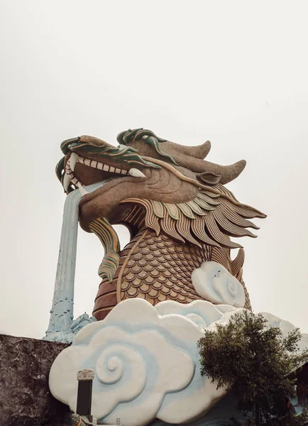 2023年4月22日 タイのドラゴン系子孫博物館 空を背景にした大きな龍の彫刻スファン ブリ県の市柱神社にある巨大な龍の形をしたユニークな博物館で 中国のHを紹介しています — ストック写真