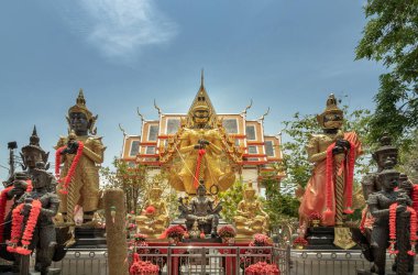 Samut Songkram, Tayland 3, 2023 - En Büyük Thao Wessuwan Heykeli veya Vasavana Kuvera Dev Heykelleri Wat Chulamanee Budist Tapınağı 'ndaki Dev Canavarların Efendisi Ol. Thao Wessuwan Şanslı, Servet, Başarı ve Koruma İçin İnsanlara Yardım Ediyor 