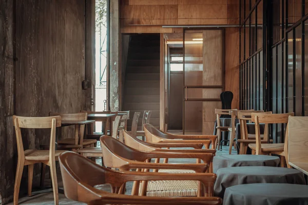 Widok Pusty Taras Kawiarni Zdobią Drewniane Stoły Drewniane Krzesła Zewnątrz — Zdjęcie stockowe