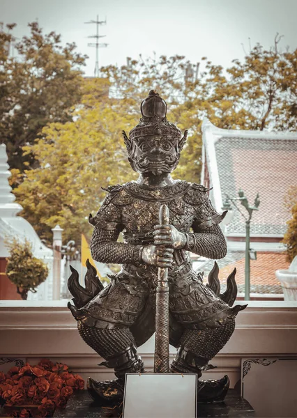 仏教徒の巨人やタイ人は ワット スワーラム バンコク タイの タオウェスワン 富の神 像と呼ばれています タオウェスワンは幸運 成功と保護のために人々を助ける彼らはどんな悪い状況から解放されます — ストック写真
