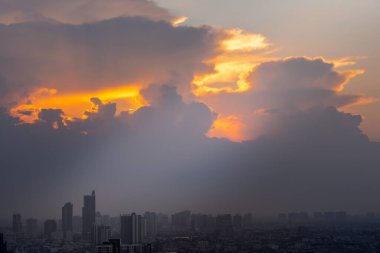 İlahi ışıltı Sabah Bulutları 'nda ya da Akşam Güneşinin altında Büyük Metropolitan şehrinin üzerinde. Arka planda gökdelenler var. Güneşin Doğuşunun ya da Günbatımının Çarpıcı Güzelliği muhteşem görünen, uzayı kopyalayan ve seçici odaklanan duvar kağıdı olarak kullanılabilir..
