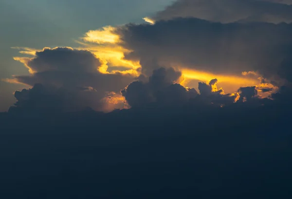 Oblacích Večerního Teplého Slunce Zářila Božská Záře Ohromující Krása Západu — Stock fotografie