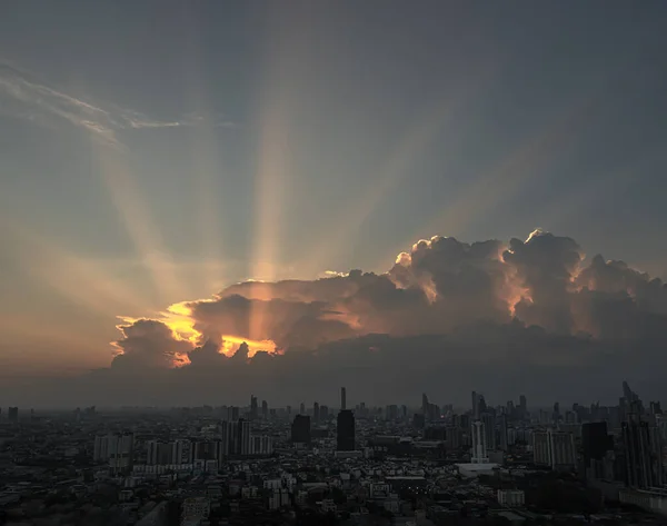 Θεϊκή Λάμψη Μέσα Από Σύννεφα Του Πρωινού Βραδινού Ζεστού Ήλιου — Φωτογραφία Αρχείου