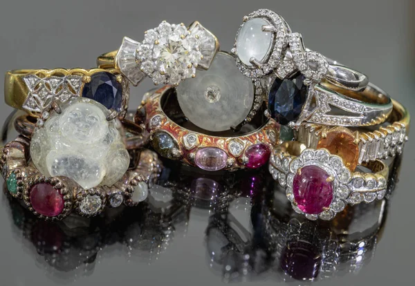 Zarif Lady Jewelery Rings Set Yansıma Koyu Gri Arkaplan Üzerinde — Stok fotoğraf