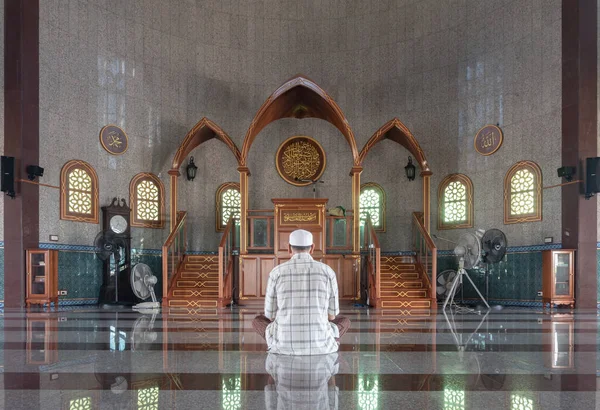 Bangkok Thailand Juni 2023 Religiöser Muslimischer Mann Sitzt Auf Dem — Stockfoto