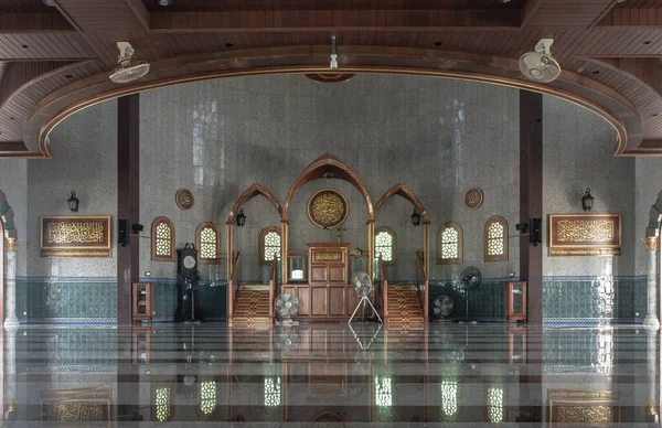 Bangkok, Tayland - 23 Haziran 2023 - El Alawi Camii 'nin içinde güzel bir mimari tasarım. İslami İşler İçin İnşa Edilen İçişleri Binası 'nın ayrıntıları zarif bir şekilde tasarlanmıştır. Müslüman camisi, İslami sanat konsepti, metin alanı, Seçici odak.