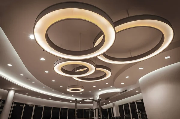 Yuvarlak tavan, modern LED ampulle donatılmış lambalar. Tavanın altında sarı dairesel şekilli lambalar, tavanda mimari ve iç tasarımın yuvarlak ışıkları asılı. Metin için boşluk, Seçici odak.