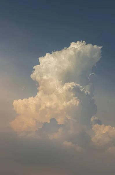 하늘에 흥미있는 그림자가 배경으로 가형성 구름의 선택적 — 스톡 사진