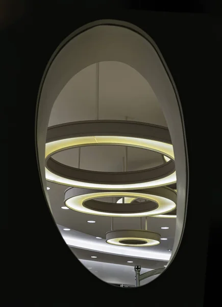 Opknoping Ronde Plafond Gemonteerde Verlichtingsarmaturen Met Moderne Led Lamp Bekijk — Stockfoto