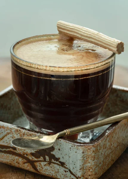 Primer Plano Espresso Con Espuma Leche Servido Con Caramelo Palo — Foto de Stock