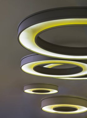 Bangkok, Tayland - 25 Haziran 2023 - Yuvarlak tavan modern LED ampullerle donatılmış. Tavanın altına asılan sarı dairesel lambalar mimari ve iç dizayn yuvarlak lambaları görüyor musun? Metin için boşluk,