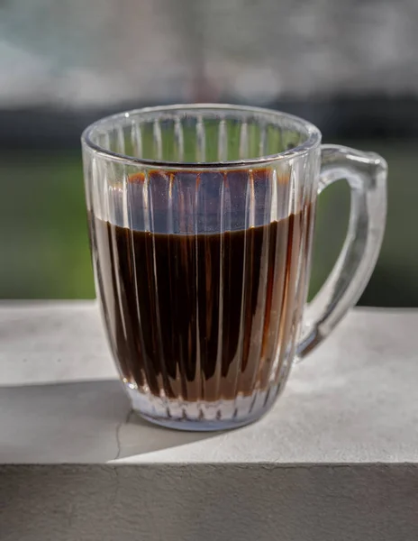 Kawa Espresso Szklanym Kubku Drewnianym Stole Widokiem Naturę Czas Kawę — Zdjęcie stockowe