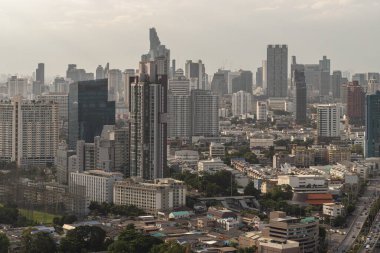 Bangkok, Tayland - 09 Aug, 2022 Orta İş Bölgesi 'ndeki modern mimari binaların güzel manzarası. Öğlen saatlerinde Bangkok 'ta çeşitli gökdelenler, metin için yer, seçici odak.