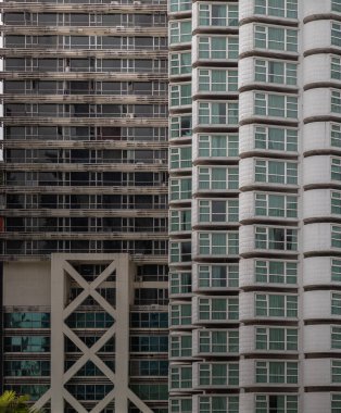 Bangkok, Tayland - 17 Temmuz 2023 - tekrar eden yapıya sahip modern bir binanın geometriği. Modern binanın dış mimarisi, dışarıdan görünüm, metin için alan, seçici odak.