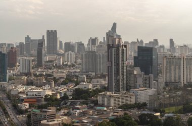 Bangkok, Tayland - 09 Aug, 2022 Orta İş Bölgesi 'ndeki modern mimari binaların güzel manzarası. Öğlen saatlerinde Bangkok 'ta çeşitli gökdelenler, metin için yer, seçici odak.