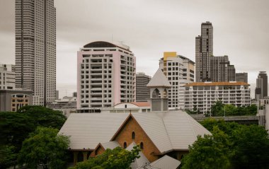 Bangkok, Tayland - 16 Haziran 2023 - Hristiyan Kilisesi modern mimari dış binalarla donatılmıştır. Metin için boşluk, Seçici odak.