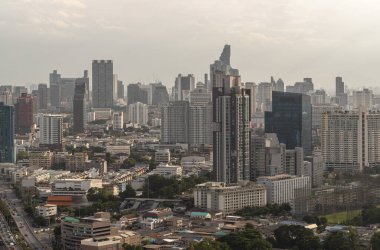 Bangkok, Tayland - 09 Aug, 2022 Orta İş Bölgesi 'ndeki modern mimari binaların güzel manzarası. Öğlen saatlerinde Bangkok 'ta çeşitli gökdelenler, metin için yer, seçici odak.