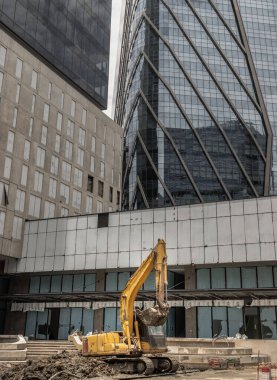 Bangkok, Tayland - 31 Ağustos 2023 - İnşaat alanının önüne sarı renkli bir inşaat kazıcısı park edilmiş. Not ve Ekskavatör Yapılandırma Ekipmanı, metin için boşluk, Seçici odak.