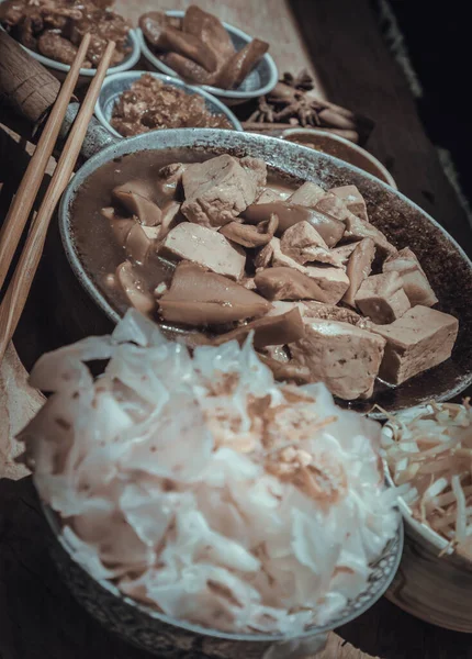 Chinese Steamed Flat Wide Rice Noodles Braised Pork Tofu Crisp — Stockfoto