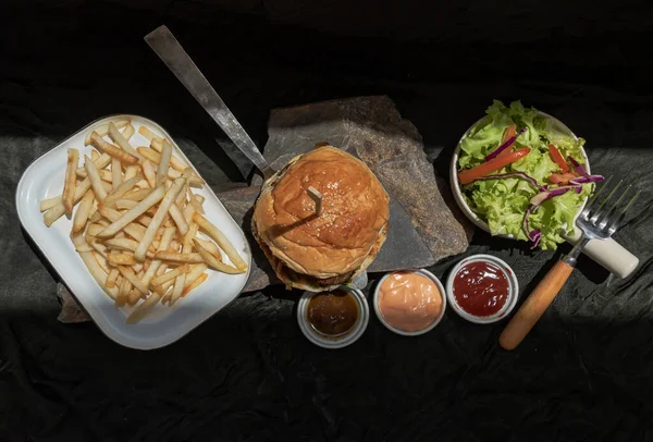 Vepřový Burger Bílými Sezamovými Semínky Hranolkami Salátem Podávaný Kečupem Majonézou — Stock fotografie