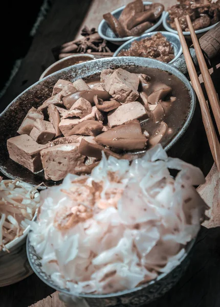 Chinesische Gedämpfte Breite Reisnudeln Mit Geschmortem Schweinefleisch Tofu Knusprigem Tintenfisch — Stockfoto