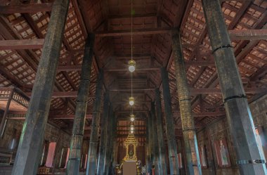 Phetchaburi, Tayland - 14 Mayıs 2022 Wat Yai Suwannaram tapınağındaki miras evindeki Zümrüt Buda heykeli. Seçici odak.