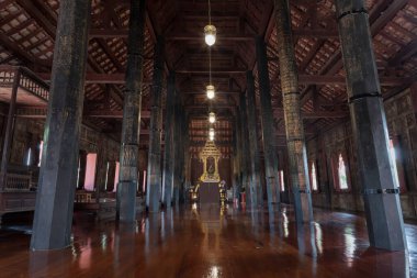 Phetchaburi, Tayland - 14 Mayıs 2022 Wat Yai Suwannaram tapınağındaki miras evindeki Zümrüt Buda heykeli. Seçici odak.