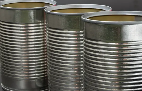 三个打开的空钢罐和锡罐安排 底座金属罐 铝制复古罐 文字空间 选择性焦点 — 图库照片