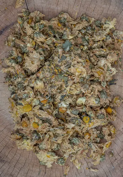Сушеные Цветы Хризантемы Деревянной Доске Здоровый Напиток Питья Травы Медицинская — стоковое фото