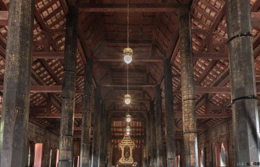 Phetchaburi, Tayland - 14 Mayıs 2022 Wat Yai Suwannaram tapınağındaki miras evindeki Zümrüt Buda heykeli. Seçici odak.