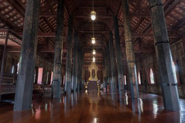 Phetchaburi, Tayland - 14 Mayıs 2022 Wat Yai Suwannaram tapınağındaki miras evindeki Zümrüt Buda heykeli. Seçici odak.