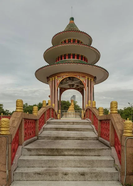 Bangkok, Tayland - 22 Sep, 2023 Çin altın Buda heykelinin heykeli şehir parkında Tai Hong Kong tapınağı olarak adlandırılır. Metin için boşluk, Seçici Odaklanma.