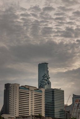 Bangkok, Tayland - 22 Sep, 2023 - şehir manzaralı modern ofis binalarının gökdelenleri. Bangkok 'un merkez iş bölgesinin modern mimari dış cephesi, metin için alan, seçici odak.