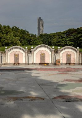 Bangkok, Tayland - 22 Sep, 2023 - Çin mezarlığındaki üç geleneksel Çin mezarı modern bina ve gökyüzü geçmişine karşıdır. Mezar taşlarında bir sıra taş mezar taşı, metin için boşluk, seçici odak.