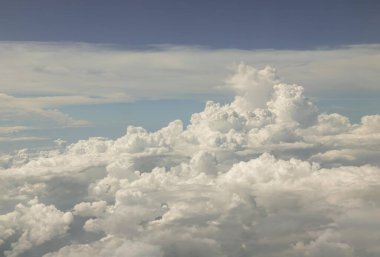 Bulutların yumuşaklığı ve güneş ışığıyla parlayan gökyüzü. Hayalperest bulutlar fikri doğaya, bulutlar uçaktan görüntüye, metin için alana, özellikle odak yok.